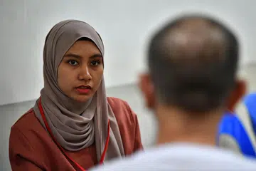 BERKONGSI KISAH: Wartawan Nur Fathin mendengar perkongsian seorang pesalah yang ditemui di Penjara Changi pada 2019. Sebelum pandemik Covid-19, temuramah bersemuka dibolehkan tetapi dek pemutus rantaian jangkitan pada pertengahan 2020, hanya temuramah melalui e-mel dapat dijalankan kerana orang awam tidak dibenarkan memasuki kompleks penjara. - Foto fail