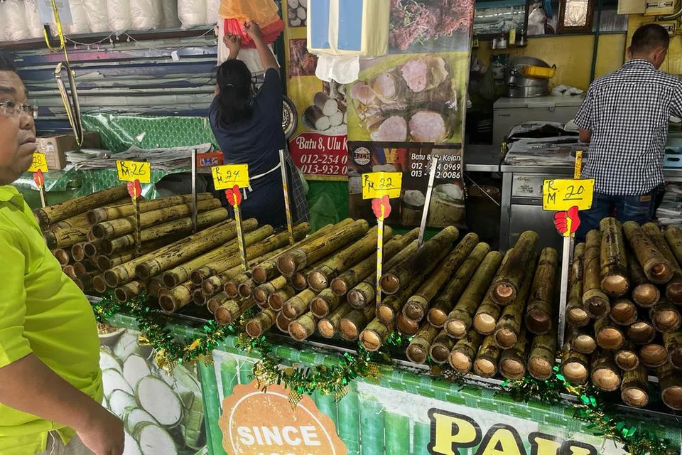 Lemang tradisional menjadi antara juadah wajib setiap Aidilfitri meskipun terdapat kaedah moden dengan versi plastik kecil yang direbus. Lemang Pak Ali di Hulu Klang, Selangor, adalah antara yang menjadi tumpuan pelanggan.