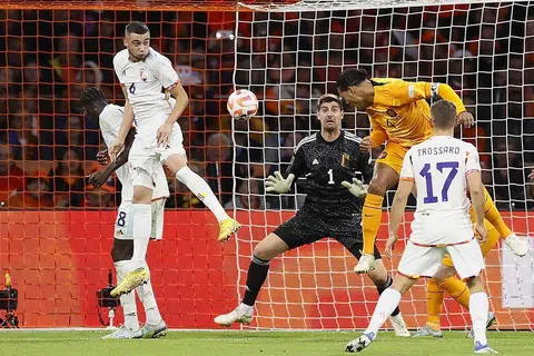 GOL PENENTU: Pemain Belanda, Virgil van Dijk (jersi oren) menjaringkan gol dalam aksi Liga A Kumpulan 4 Liga Negara-Negara Uefa menentang Belgium di Johan Cruyff Arena, Amsterdam. - Foto AFP