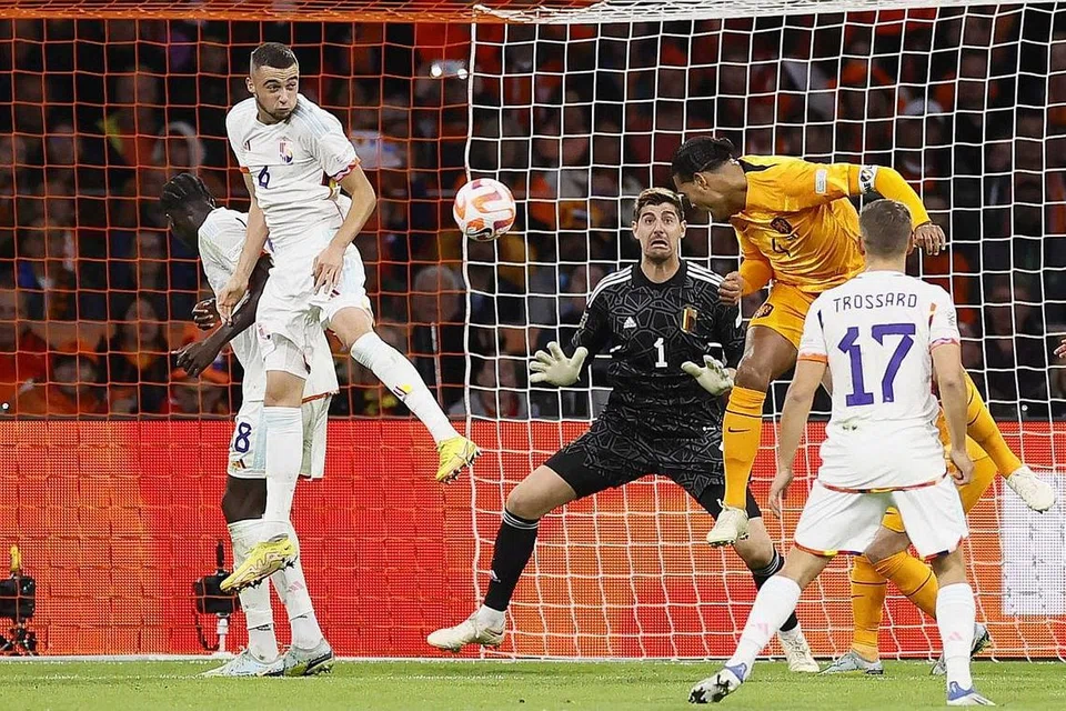 GOL PENENTU: Pemain Belanda, Virgil van Dijk (jersi oren) menjaringkan gol dalam aksi Liga A Kumpulan 4 Liga Negara-Negara Uefa menentang Belgium di Johan Cruyff Arena, Amsterdam. - Foto AFP