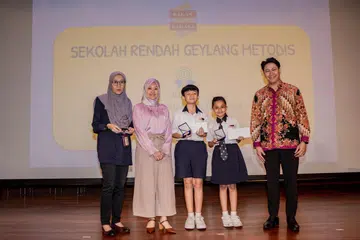 PEMENANG CILIK: Rakan Bahasa Mohamed Fazlin Muhammat Aidil Atomin (tengah) dan Zaara Rehana (dua dari kanan) dari Sekolah Rendah Geylang Methodist dinobatkan juara dalam pertandingan Penterjemah Pintar 2023. 