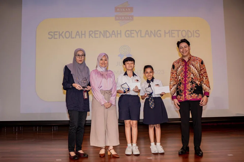 PEMENANG CILIK: Rakan Bahasa Mohamed Fazlin Muhammat Aidil Atomin (tengah) dan Zaara Rehana (dua dari kanan) dari Sekolah Rendah Geylang Methodist dinobatkan juara dalam pertandingan Penterjemah Pintar 2023. 