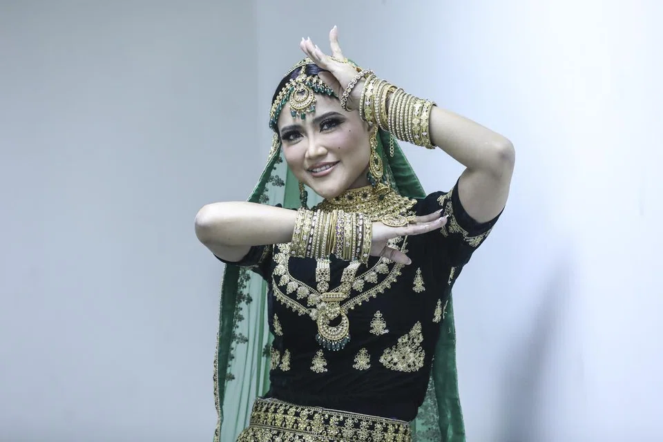 Arrora Salwa akur tidak akan mudah patah semangat dengan komen melulu netizen dalam talian yang menyebar fitnah bahawa beliau menggunakan khidmat bomoh untuk lolos dalam setiap pusingan ‘Gegar Vaganza 11’ (GV11).