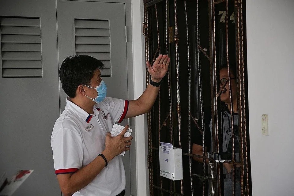 GABUNG PENGALAMAN: Calon PAP bagi GRC Sengkang, Encik Ng Chee Meng, mengadakan lawatan rumah ke rumah semalam. Encik Ng berkata pasukannya di GRC Sengkang mempunyai gabungan lebih 40 tahun pengalaman mengurus majlis bandaran. - Foto-Foto BH oleh KEVIN LIM