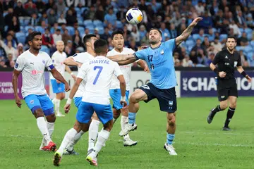 Para pemain Lion City Sailors, yang diketuai Hariss Harun (kiri) bermain dengan disiplin mengawal pertahanan  mereka dengan baik meskipun teruk mengalami serangan bertubi-tubi pasukan Sydney FC.