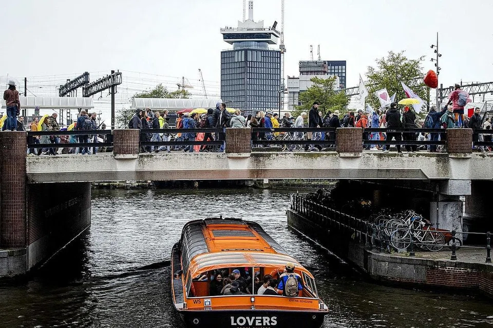 SUDAH BALIK ASAL: Semua tempat komersial telah dibuka semula, meskipun penduduknya masih digalak bekerja dari rumah. - Foto EPA-EFE
