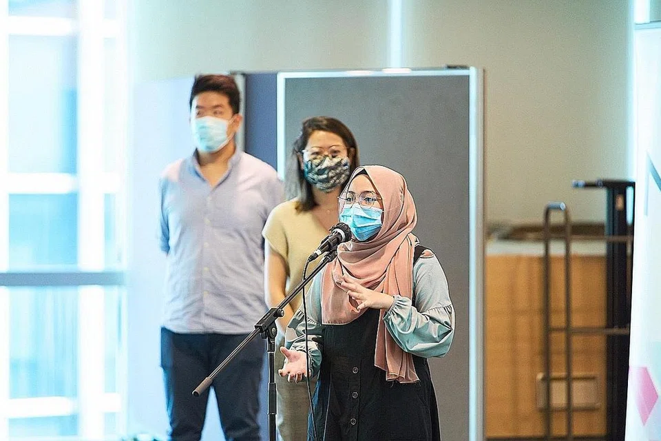 BELIA SAHUT CABARAN: Sekumpulan belia membentangkan idea untuk memperkukuh sokongan bagi kumpulan yang rentan dalam masyarakat di acara Cabaran Tindakan Belia (Musim Kedua). Satu inisiatif di bawah Pelan Tindakan Belia Singapura (SG YAP), acara tersebut umenyediakan wadah bagi belia untuk menyediakan huraian bagi isu yang dekat di hati mereka.