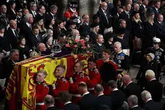 UPACARA PENUH ISTIADAT: Keranda mendiang Ratu Elizabeth diusung sempena upacara pengebumian rasmi yang diadakan di gereja Westminster Abbey, London, semalam. Turut mengiringi keranda ialah Raja Charles III dan isterinya, Permaisuri Camilla (kededuanya kanan). - Foto REUTERS