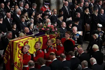UPACARA PENUH ISTIADAT: Keranda mendiang Ratu Elizabeth diusung sempena upacara pengebumian rasmi yang diadakan di gereja Westminster Abbey, London, semalam. Turut mengiringi keranda ialah Raja Charles III dan isterinya, Permaisuri Camilla (kededuanya kanan). - Foto REUTERS