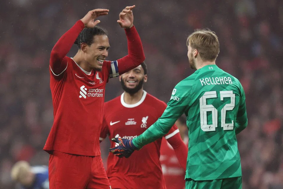 Kapten pasukan Liverpool, Virgil van Dijk (kiri), bukan hanya dikenali sebagai tonggak benteng pertahanan malah turut bertindak sebagai panglima ‘gempur’ Liverpool.