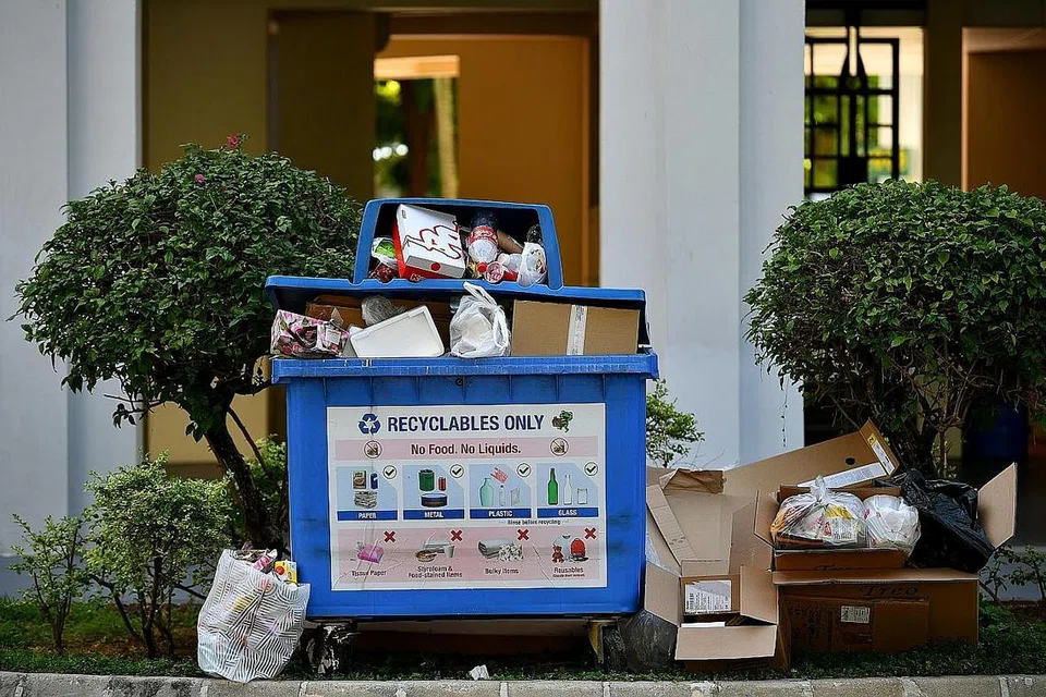 BELAJAR KITAR SEMULA: Kira-kira 40 peratus apa yang dimasukkan dalam tong kitar semula tidak boleh dikitar semula kerana mereka sama ada bukan barang yang boleh dikitar semula atau yang dikotori oleh makanan dan cecair. - Foto fail