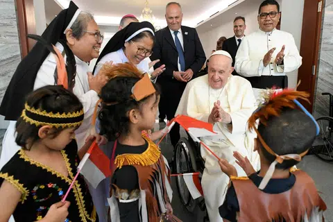 Paus Francis berkerusi roda berinteraksi dengan kanak-kanak ketika tiba di Jakarta pada 3 September sebagai sebahagian daripada lawatan beliau ke empat negara Asia-Pasifik.