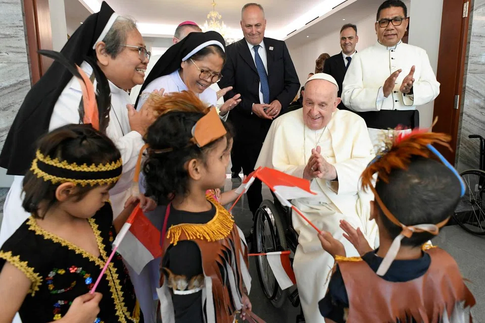 Paus Francis berkerusi roda berinteraksi dengan kanak-kanak ketika tiba di Jakarta pada 3 September sebagai sebahagian daripada lawatan beliau ke empat negara Asia-Pasifik.