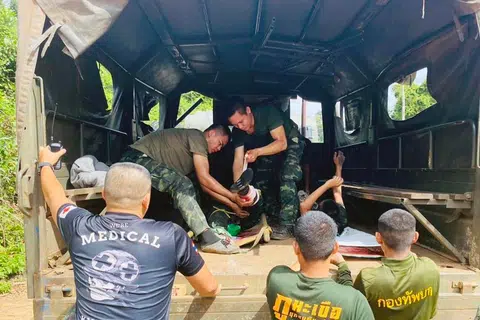 Foto edaran oleh Tentera Diraja Thailand menunjukkan dua anggota tentera Thailand menerima rawatan kecemasan selepas terkena letupan periuk api ketika menjalankan rondaan di sempadan Thailand–Kemboja, di wilayah Si Sa Ket, timur laut Thailand, pada 10 November 2025. Perdana Menteri Thailand, Anutin Charnvirakul, mengarahkan penggantungan serta merta terhadap perjanjian damai Thailand–Kemboja selepas dua anggota cedera dalam insiden itu, dengan seorang daripadanya kehilangan kaki kanan. Penggantungan tersebut turut menghentikan rancangan penghantaran pulang 18 tahanan perang Kemboja.