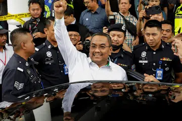 DIHERET KE MAHKAMAH: Pemimpin pembangkang, Datuk Seri Muhammad Sanusi Md Nor, meninggalkan mahkamah di Gombak, selepas menghadapi tuduhan pada 18 Julai 2023. 