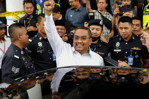 DIHERET KE MAHKAMAH: Pemimpin pembangkang, Datuk Seri Muhammad Sanusi Md Nor, meninggalkan mahkamah di Gombak, selepas menghadapi tuduhan pada 18 Julai 2023. 