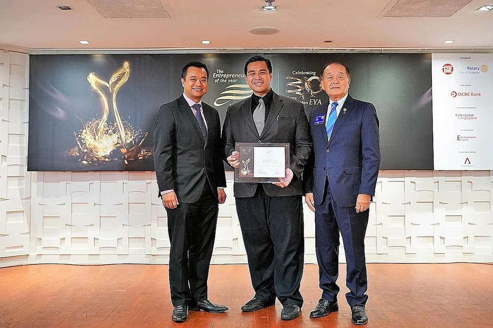 DIIKTIRAF: (Dari kiri) Presiden Asme, Encik Kurt Wee, Encik Syafiq dan Presiden Rotary Club of Singapore, Encik Mark Wang di majlis penyampaian sijil. Majlis penyampaian anugerah lebih gah akan diadakan bulan depan. - Foto ASME