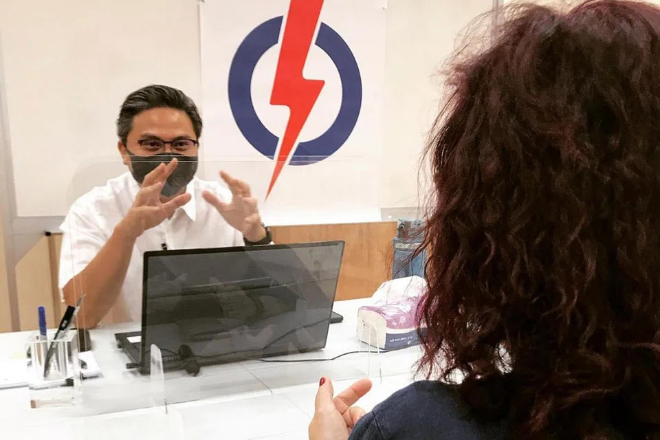 BANTUAN PEKERJAAN: Encik Saktiandi Supaat (kiri) berkata antara perkara yang diutarakan penduduknya semasa Sesi Bertemu Penduduk (MPS) ialah bantuan bagi mendapatkan pekerjaan. - Foto FACEBOOK SAKTIANDI SUPAAT