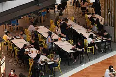 KELONGGARAN SECARA PROGRESIF: Singapura akan membenarkan kumpulan lebih besar berhimpun dan mula membuka semula sempadan bagi pelancongan, terutamanya bagi orang telah divaksinasi sepenuhnya, di bawah "kelonggaran secara progresif". - Foto fail BH