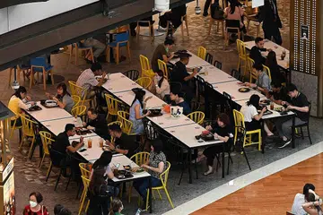 KELONGGARAN SECARA PROGRESIF: Singapura akan membenarkan kumpulan lebih besar berhimpun dan mula membuka semula sempadan bagi pelancongan, terutamanya bagi orang telah divaksinasi sepenuhnya, di bawah "kelonggaran secara progresif". - Foto fail BH