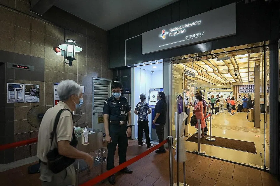 BAKAL BERWAJAH BARU: Poliklinik Clementi (atas), yang merupakan antara poliklinik tertua dan terkecil di Singapura, akan dibangunkan semula dan berpindah ke tapak tanah lapang di sepanjang Commonwealth Avenue West menjelang 2027. - Foto-foto BH oleh GAVIN FOO