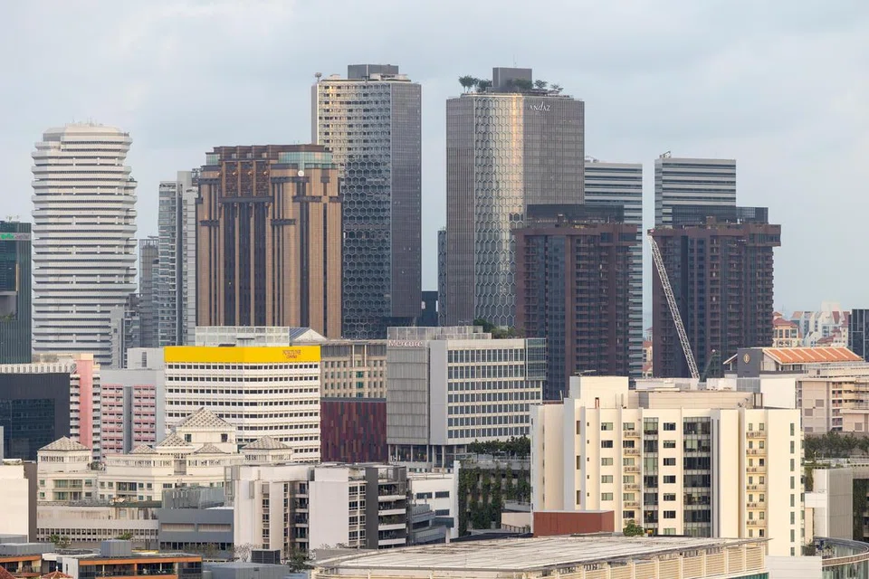 Menteri Pembangunan Negara, Encik Desmond Lee, mengaitkan pertumbuhan harga yang lebih perlahan dalam pasaran hartanah awam dan privet dengan peningkatan bekalan perumahan di kedua-dua pasaran tersebut.