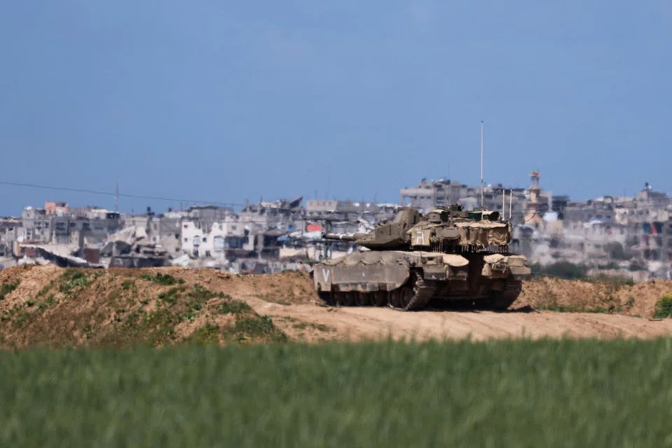 Kereta-kereta kebal tentera Israel dilihat berada di sempadan selatan Israel dengan utara Jaluran Gaza pada 19 Mac 2025 - sehari selepas Israel melancarkan serangan udara yang membunuh lebih 400 orang di wilayah Palestin itu.