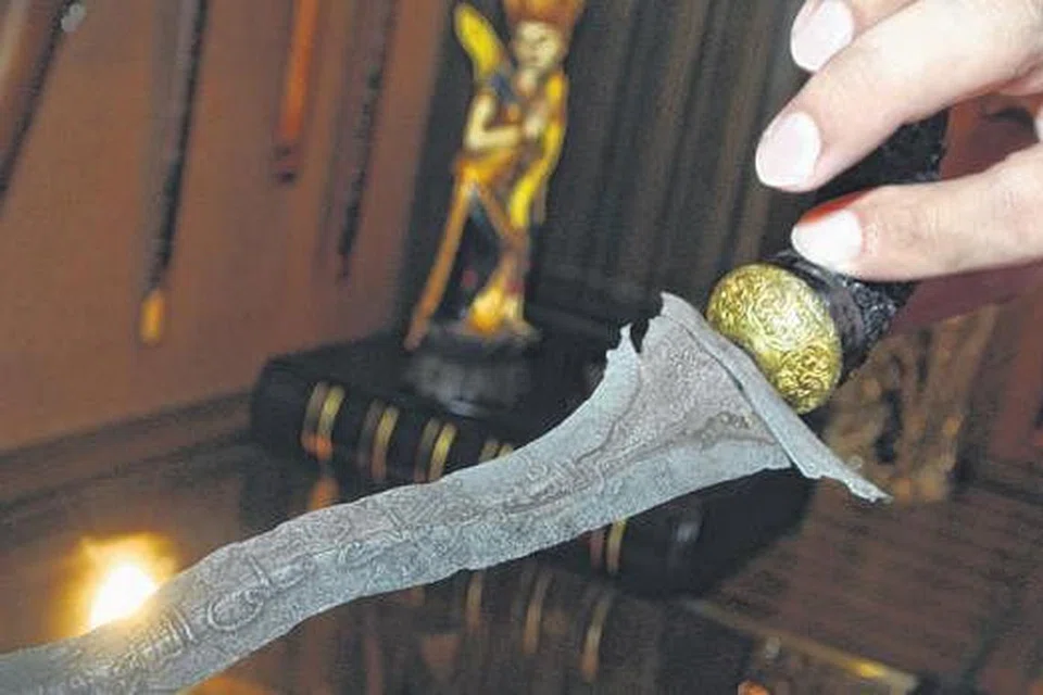 KERJA SENI: Menghasilkan sebilah keris yang baik dan utuh memakan masa, ketekunan, kerajinan, inovasi dan disiplin yang tinggi, menurut Encik Shahizan.