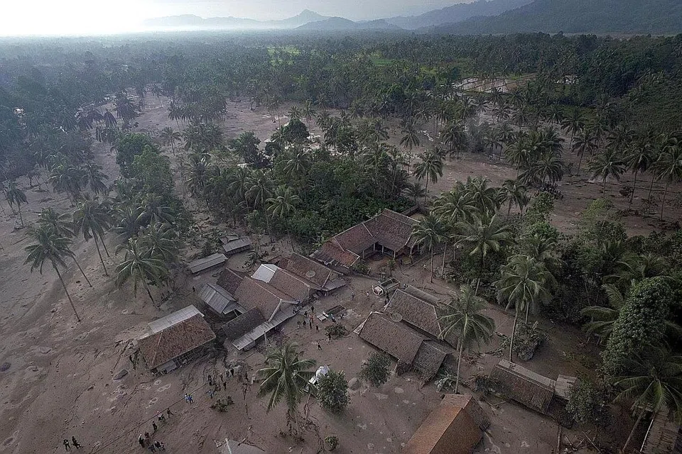 TERTIMBUS: Pemandangan dari udara menunjukkan rumah-rumah ditimbus debu gunung berapi selepas meletusnya Gunung Semeru di kawasan Lumajang, Jawa Timur kelmarin. - Foto ANTARA / REUTERS