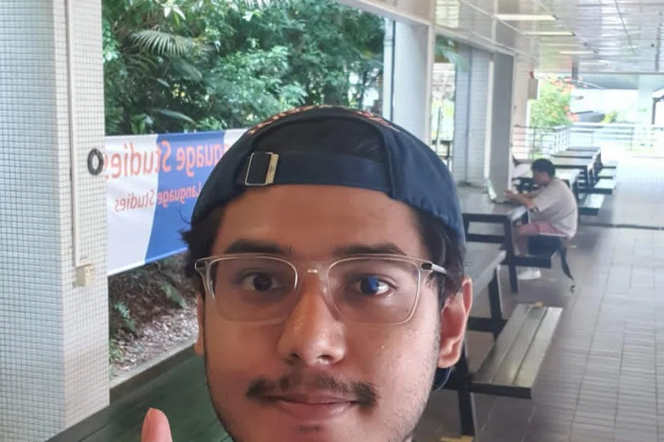 SIBUK PENUHI TUNTUTAN: Penulis mahasiswa tahun empat Fakulti Kesusasteraan dan Sains Kemasyarakatan, Universiti Nasional Singapura (NUS).