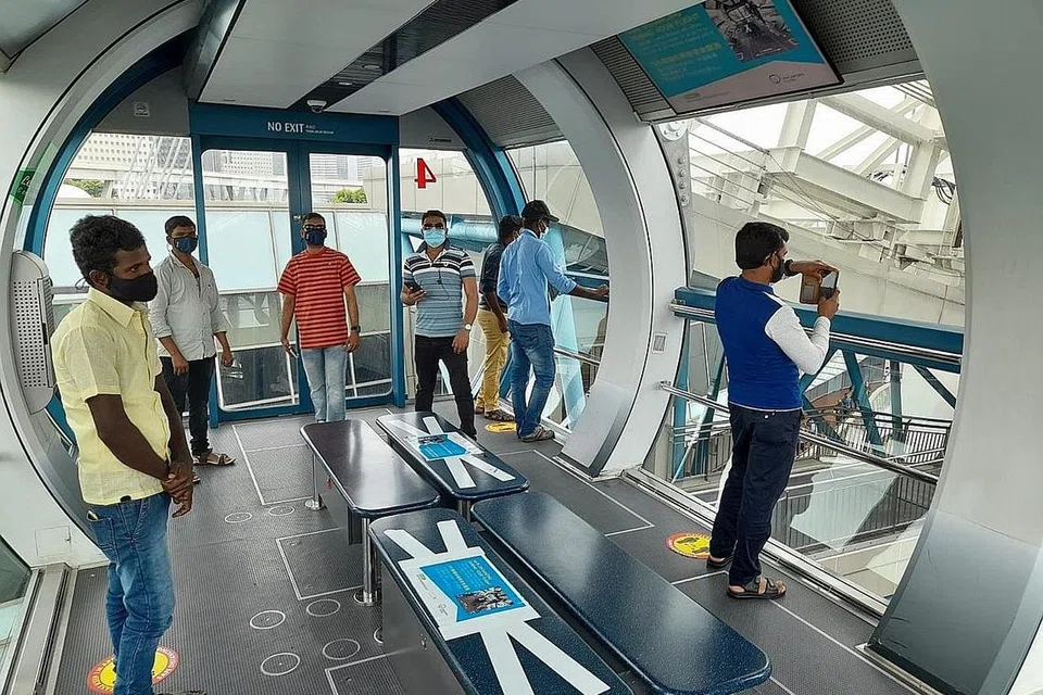 NIKMATI 'SINGAPORE FLYER': Hasil sumbangan duit dan baucar SRV warga Singapura, pekerja migran diberi peluang menikmati pemandangan indah di Singapore Flyer. - Foto ITSRAININGRAINCOATS