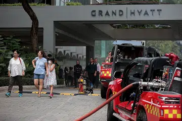 LANGKAH BERJAGA-JAGA: Lobi Hotel Grand Hyatt dikepung dan 500 orang dipindahkan daripada premis itu sebagai langkah berjaga-jaga. - Foto BH oleh JASON QUAH
