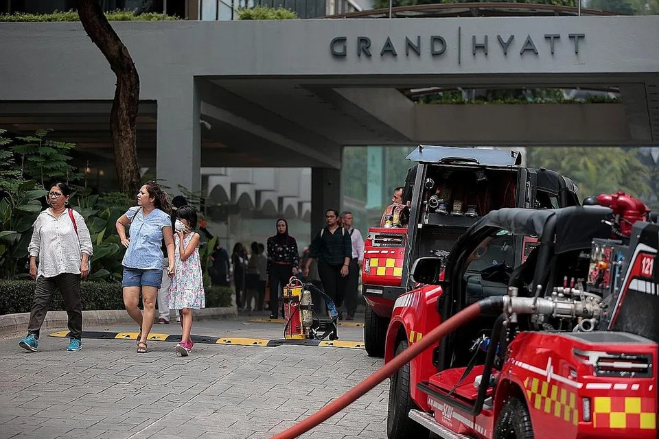 LANGKAH BERJAGA-JAGA: Lobi Hotel Grand Hyatt dikepung dan 500 orang dipindahkan daripada premis itu sebagai langkah berjaga-jaga. - Foto BH oleh JASON QUAH