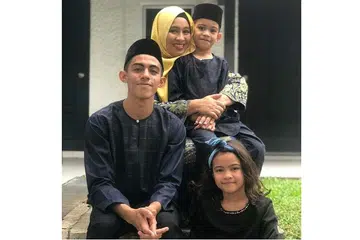 LEGA DENGAN BANTUAN: Cik Diana, 46 tahun, bersama anak-anaknya, Danish Ashraf, 7 tahun, Dhia Aishah, 10 tahun dan Dani Aqil, 21 tahun lega dengan bantuan tambahan diberikan pemerintah. - Foto ihsan DINAZAH DIANA MOHAMMED DIN