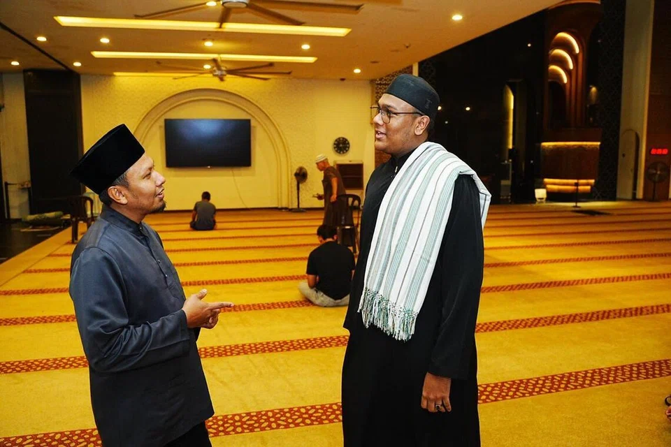 Pengerusi bersama SalamSG Ramadan, Ustaz Mohammad Fairuz Shah Sudiman (kiri) bersama anggota belia di Masjid Yusof Ishak, Muhammad Mubarak Muhammad Raffi Abdullah.