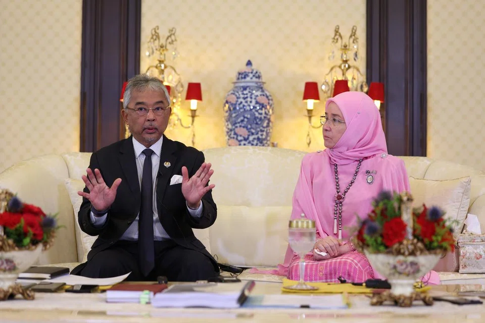 Sultan Abdullah Ahmad Shah berkata tindakan pihak tertentu untuk menumbangkan kerajaan semasa Malaysia amat menggusarkan kerana boleh jejas kestabilan negara. Bersama beliau semasa satu sesi khas bersama media di Istana Negara baru-baru ini ialah Raja Permaisuri Agong, Tunku Azizah Aminah Maimunah Iskandariah.