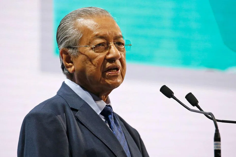 DR MAHATHIR: Menegaskan tiada perbincangan mengenai isu peralihan kuasa semasa pertemuannya bersama Datuk Anwar kelmarin. - Foto REUTERS