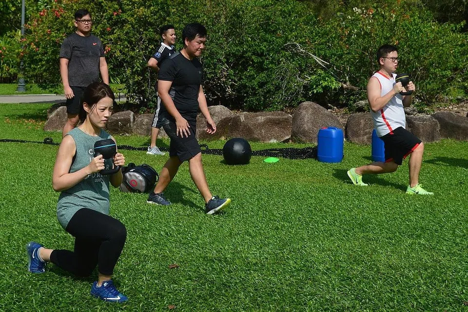 SIHAT DAN CERGAS: Beberapa orang yang ingin memperkasa hidup mereka dengan tahap kecergasan yang meningkat, menjalani sesi 'Battleground Bootcamp' percuma kendalian Encik Jazsley bersama rakan-rakannya. - Foto JAZSLEY ZAINAL. 