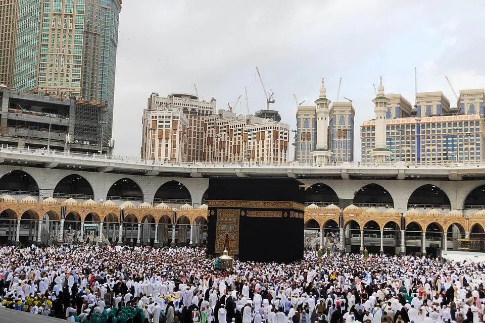 TAWAF: Beginilah keadaan umat manusia semasa kami melakukan ibadah tawaf mengelilingi Kaabah. - Foto HAFIZA TALIB
