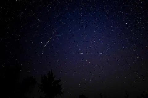 Meteor Perseid menghujani bintang-bintang di langit malam semasa hujan meteor tahunan perseid di atas Santo Tome del Puerto, di Segovia, Sepanyol, 12 Ogos 2024.