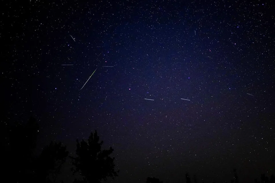Meteor Perseid menghujani bintang-bintang di langit malam semasa hujan meteor tahunan perseid di atas Santo Tome del Puerto, di Segovia, Sepanyol, 12 Ogos 2024.
