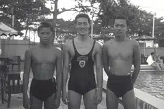 Lionel Chee (kanan) bergambar bersama rakan sepasukan renang  berganti-ganti (dari kiri) Neo Chwee Kok dan Tan Hwee Hock pada percubaan acara renang Sukan Asia pada 12 Januari 1951. Mereka  memenangi pingat perak dalam acara renang berganti-ganti 3x100 meter pada tahun itu.