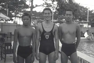 Lionel Chee (kanan) bergambar bersama rakan sepasukan renang  berganti-ganti (dari kiri) Neo Chwee Kok dan Tan Hwee Hock pada percubaan acara renang Sukan Asia pada 12 Januari 1951. Mereka  memenangi pingat perak dalam acara renang berganti-ganti 3x100 meter pada tahun itu.