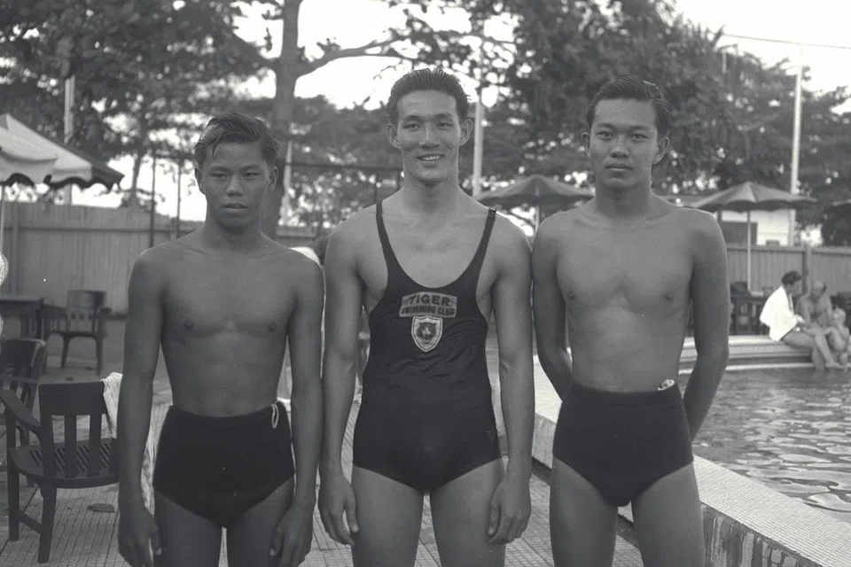 Lionel Chee (kanan) bergambar bersama rakan sepasukan renang  berganti-ganti (dari kiri) Neo Chwee Kok dan Tan Hwee Hock pada percubaan acara renang Sukan Asia pada 12 Januari 1951. Mereka  memenangi pingat perak dalam acara renang berganti-ganti 3x100 meter pada tahun itu.