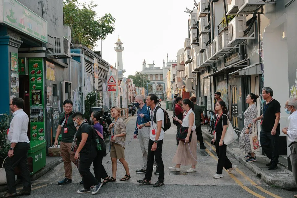 Selain menampilkan karya seni oleh artis kontemporari Singapura dan antarabangsa, program jelajah seni, OH! Kampong Gelam, bertujuan membawa pengunjung melalui kawasan itu dan mengupas lapisan sejarah Kampong Gelam. 