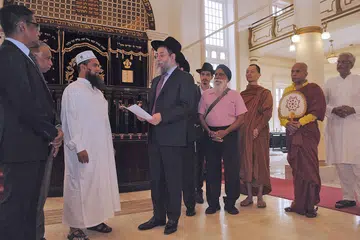 MUHIBBAH: Imam Nalla Mohamed Abdul Jameel Abdul Malik (berjubah putih) ketika bertemu pemimpin daripada pelbagai agama di Sinagog Maghain Aboth di Waterloo Street, memohon maaf dan menyerahkan salinan kenyataan terbuka memohon maaf yang dibuat kelmarin kepada Rabbi Mordechai Abergel. - Foto WISE SG