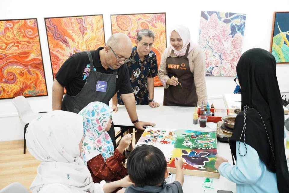 Menteri Negara (Ehwal Dalam Negeri merangkap Pembangunan Negara), Profesor Madya Dr Muhammad Faishal Ibrahim (tengah); setiausaha kehormat Dana Pendidikan Harun Ghani, Cik Haslinda Putri Harun; dan  pengasas Kamal Arts Limited, Encik Kamal Dollah, menyertai Cik Siti (bukan nama sebenar) sekeluarga melukis batik semasa Projek Pelita Hati di Kamal Arts Studio pada 15 Mac.