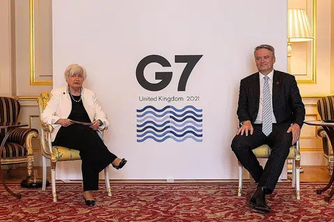 PERBINCANGAN MENJELANG PUNCAK: Setiausaha Perbendaharaan Amerika Syarikat, Cik Janet Yellen (kiri) mengadakan perbincangan dengan Setiausaha Agung bagi Pertubuhan untuk Pembangunan dan Kerjasama Ekonomi (OECD), Encik Mathias Cormann (kanan), semasa mesyuarat dua hala di sisi Mesyuarat Menteri-Menteri Kewangan G-7 di Lancaster House di London pada 5 Jun lalu. - Foto AFP