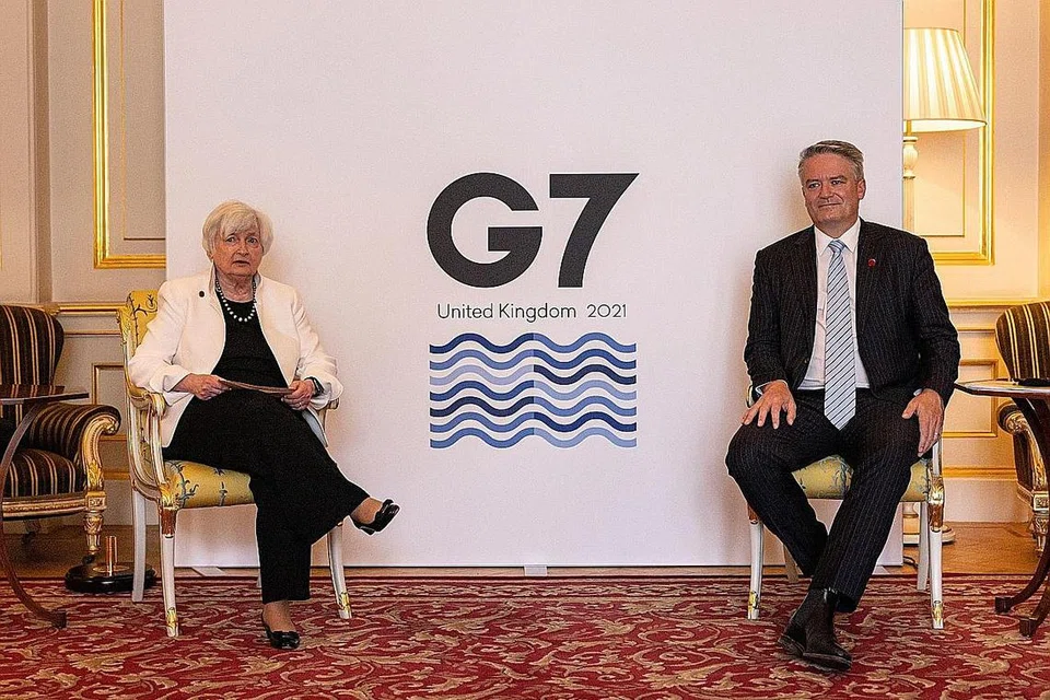 PERBINCANGAN MENJELANG PUNCAK: Setiausaha Perbendaharaan Amerika Syarikat, Cik Janet Yellen (kiri) mengadakan perbincangan dengan Setiausaha Agung bagi Pertubuhan untuk Pembangunan dan Kerjasama Ekonomi (OECD), Encik Mathias Cormann (kanan), semasa mesyuarat dua hala di sisi Mesyuarat Menteri-Menteri Kewangan G-7 di Lancaster House di London pada 5 Jun lalu. - Foto AFP