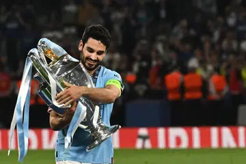 RANGKUL PIALA: Ilkay Gundogan merangkul piala Liga Juara-Juara Eropah selepas kemenangan City ke atas Inter Milan di peringkat akhir baru-baru ini.  Beliau akan berpindah ke Barcelona apabila kontraknya tamat pada penghujung Jun.